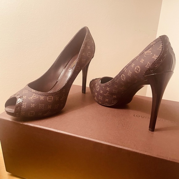 Louis Vuitton Cherie Pump - Picture 2 of 9